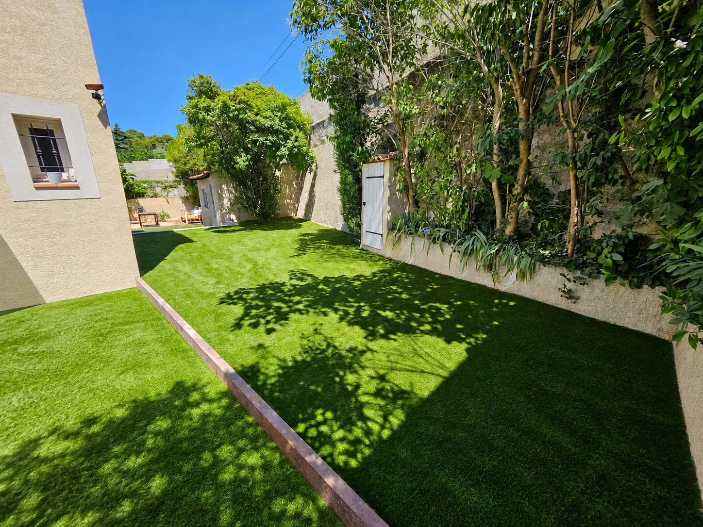 Gazon le long d'une jardinière plantée