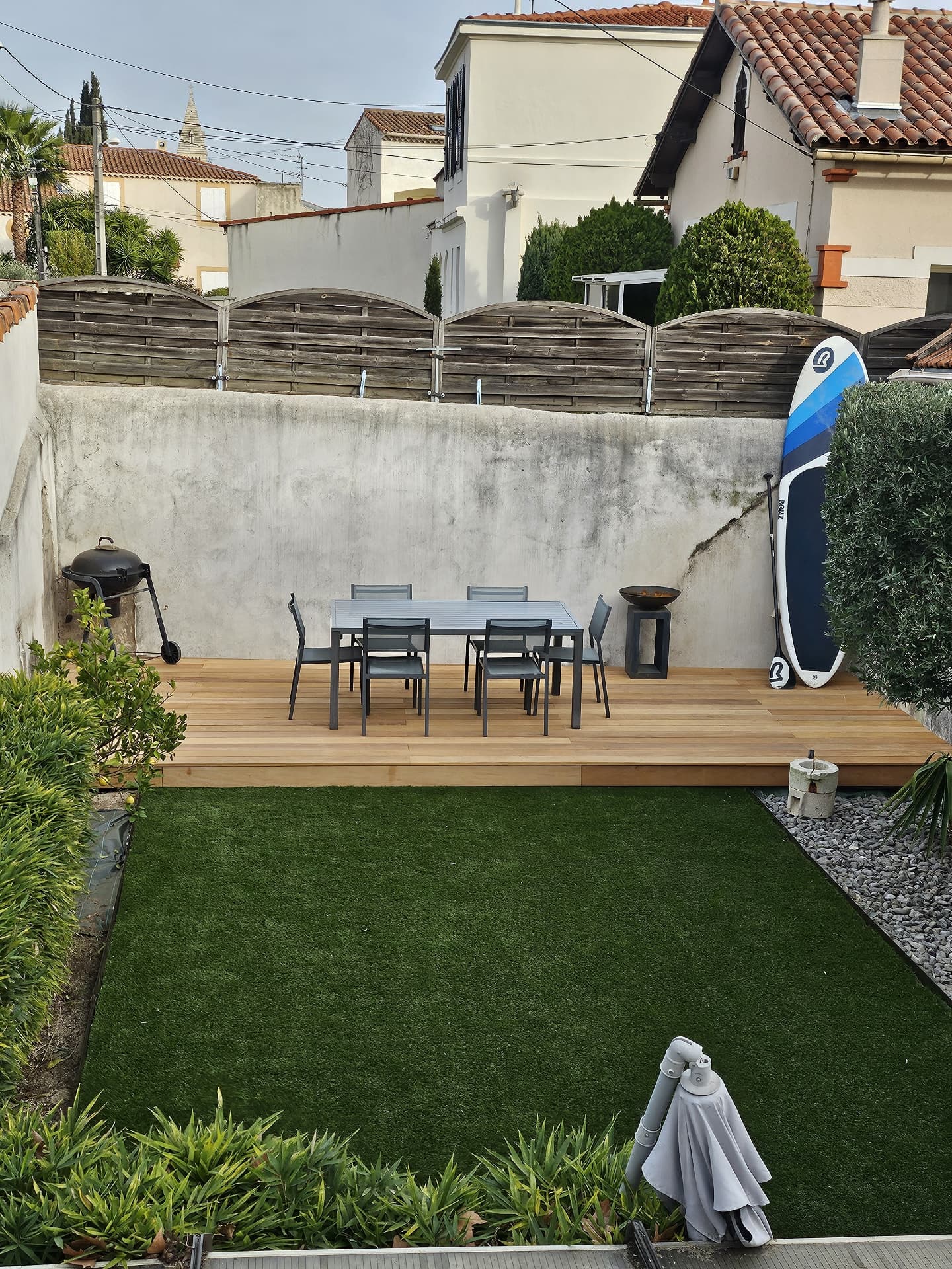 Terrasse bois et gazon dans un jardin de ville
