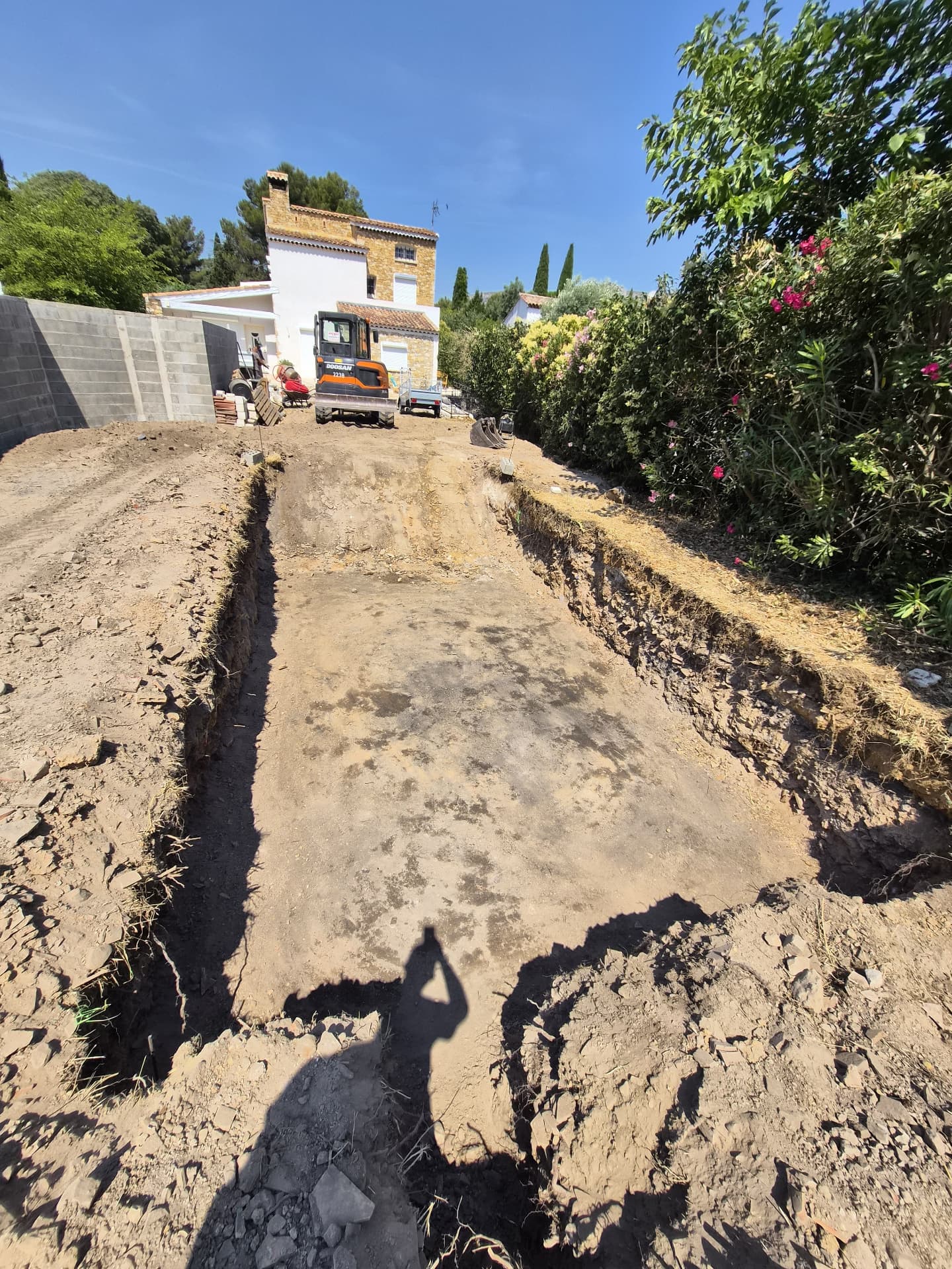 Fouille en cours devant une villa provençale
