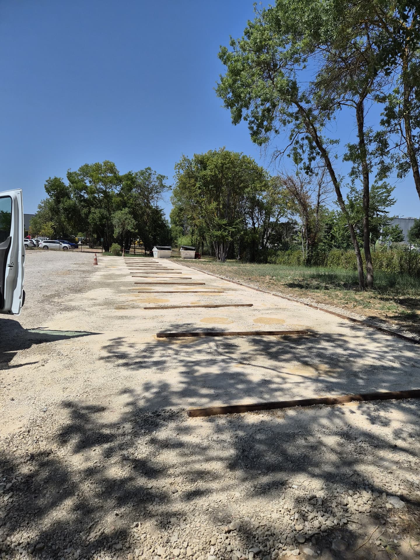 Plateforme gravillonnée et bordures bois