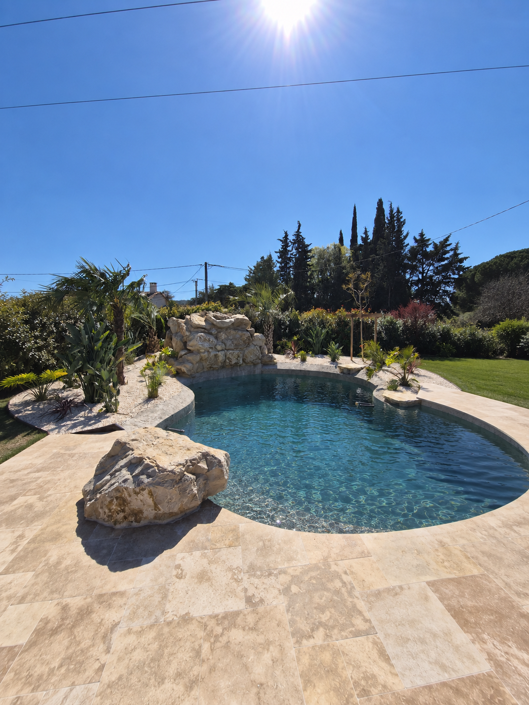 Piscine naturelle et plage en pierre