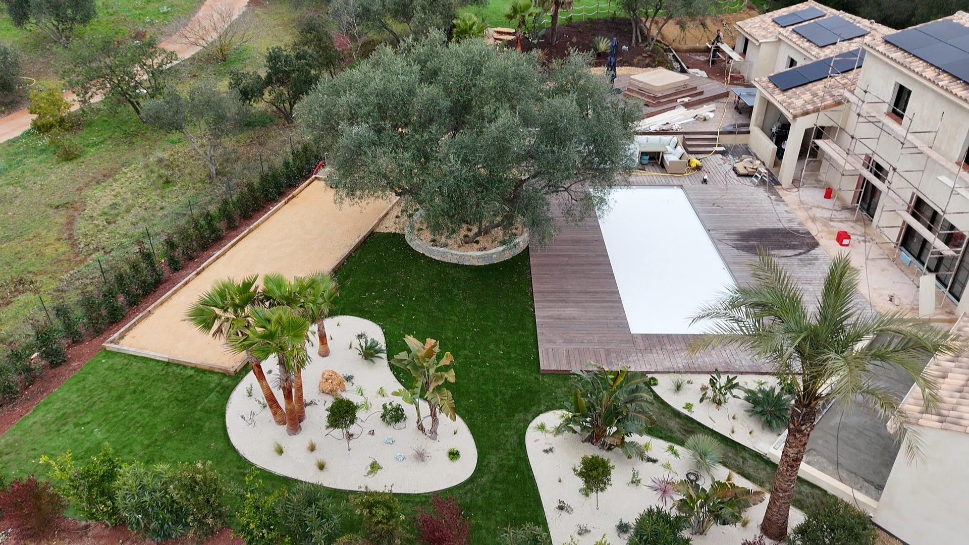 Vue d'ensemble jardin et piscine