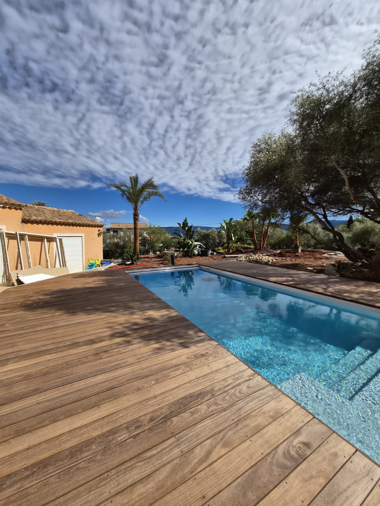 Piscine lagon et terrasse